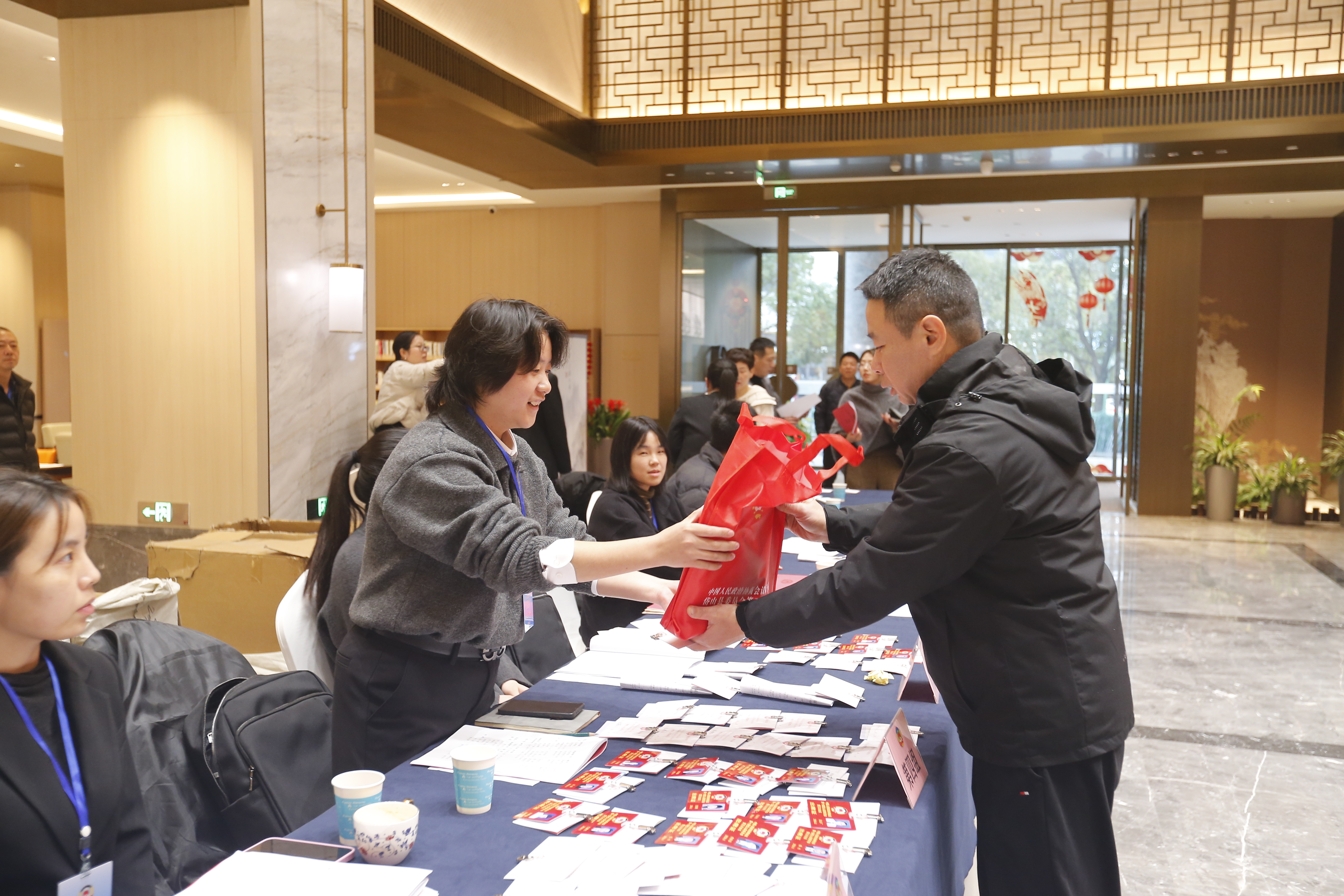 聚焦两会|委员报到!开启岱山“两会时间”
